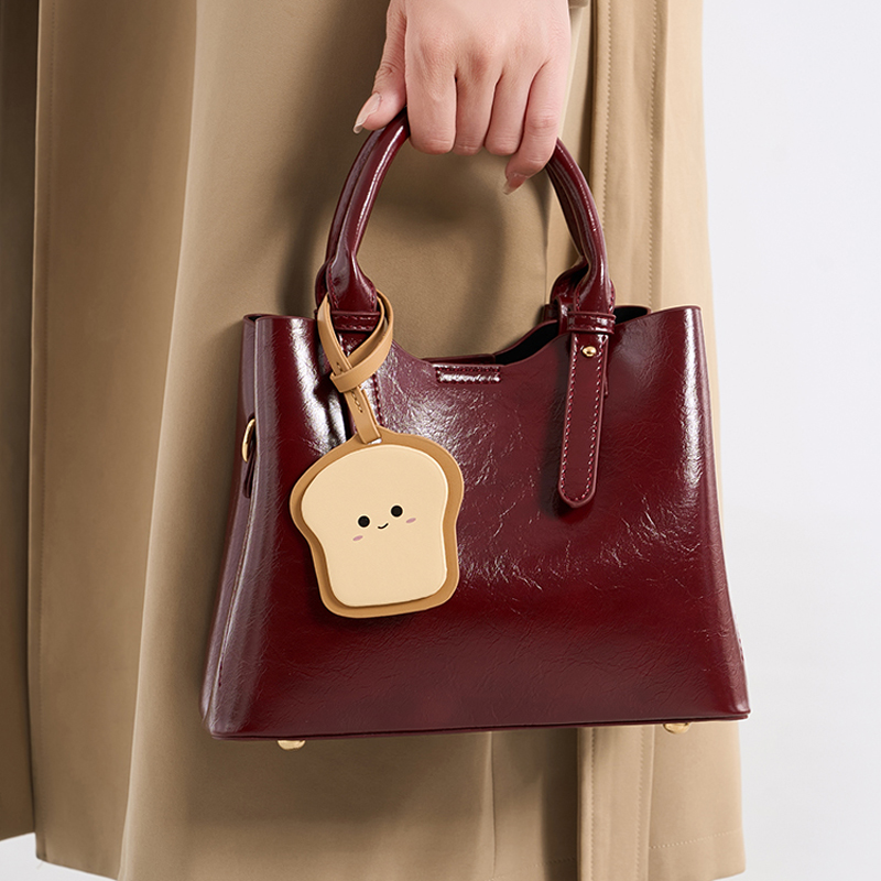 Minimalist women's fashionable handbag